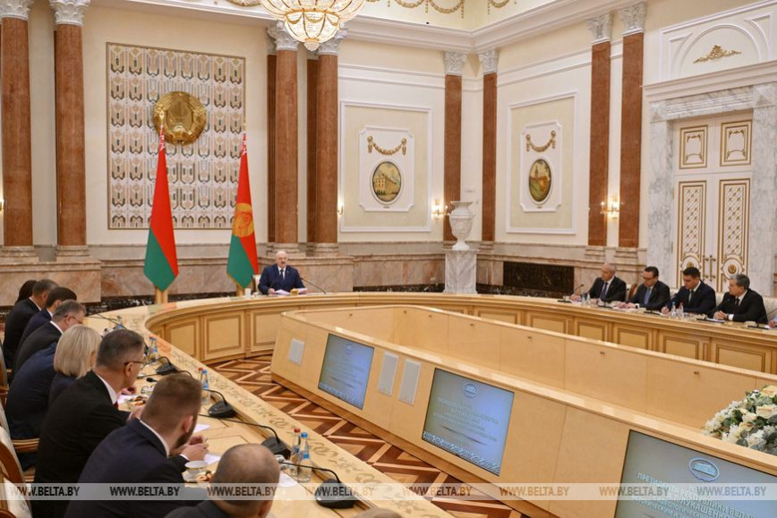 "Дайте сценарий! Я готов курировать это". Лукашенко о цикле фильмов про 1000-летнюю историю Беларуси