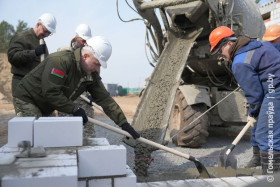 Место всенародной памяти: в день областного субботника губернатор Иван Крупко и помощник Президента Руслан Пархамович трудились на мемориале «Багратион»