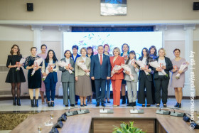 Мамы на пьедестале: женщины, которые воспитывают пятерых и более детей, приняли поздравления от губернатора Ивана Крупко