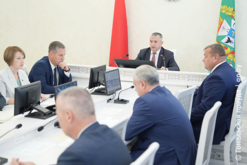 В поле и в лесу помните о сроках. На аппаратном совещании в облисполкоме рассмотрели ход работ в АПК, готовность к зиме и вопросы благоустройства