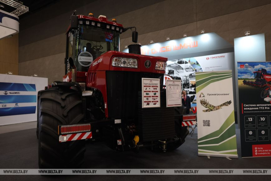 Сельхозмашина с поворотом кабины на 180 градусов: новинка "Гомсельмаша" на "ИННОПРОМ. Беларусь"