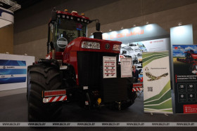 Сельхозмашина с поворотом кабины на 180 градусов: новинка "Гомсельмаша" на "ИННОПРОМ. Беларусь"