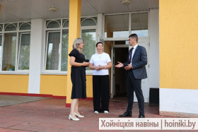 Председатель райисполкома Дмитрий Шпиганович ознакомился с ходом подготовки агрогородка Глинище к районным «Дожинкам»