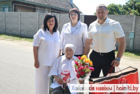 Поздравления с вековым юбилеем сегодня принимала жительница Хойник София Васильевна Кардаш