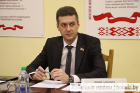 Разбирались в вопросах жилищных и земельных – председатель райисполкома Дмитрий Шпиганович провёл личный приём граждан