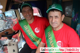 В полку передовиков на уборочной прибыло: сегодня в районе появился первый экипаж-тысячник. И два водителя-тысячника