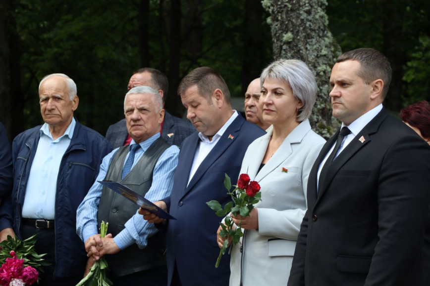 Память вечна! На Хойникщине открыли памятный знак в честь жителей деревни Зелёный Гай
