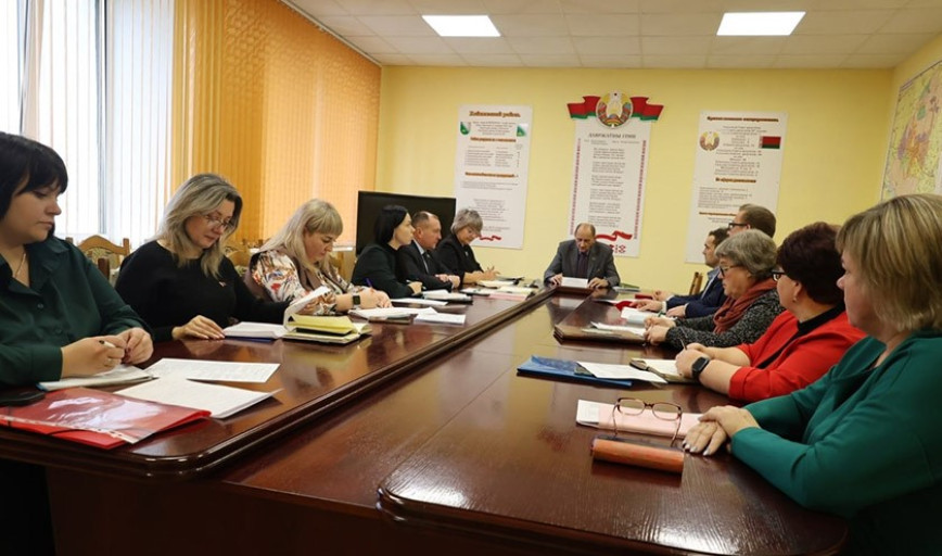 Результаты работы по благоустройству и наведению порядка на земле на территории нашего района обсудили на заседании постоянной комиссии по благоустройству и природопользованию районного Совета депутатов под председательством Сергея Нестеренко