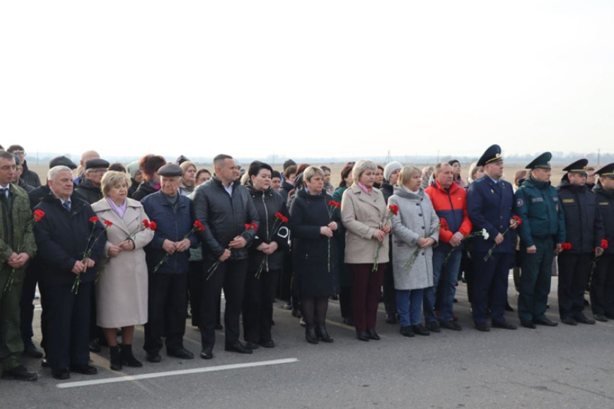 Алым цветом устлано подножие мемориала
