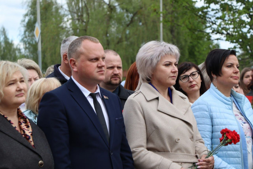 Сегодня в Хойниках около памятника Скорби состоялся митинг «Чернобыль: атомный след в истории», посвящённый 39-й годовщине трагедии на ЧАЭС