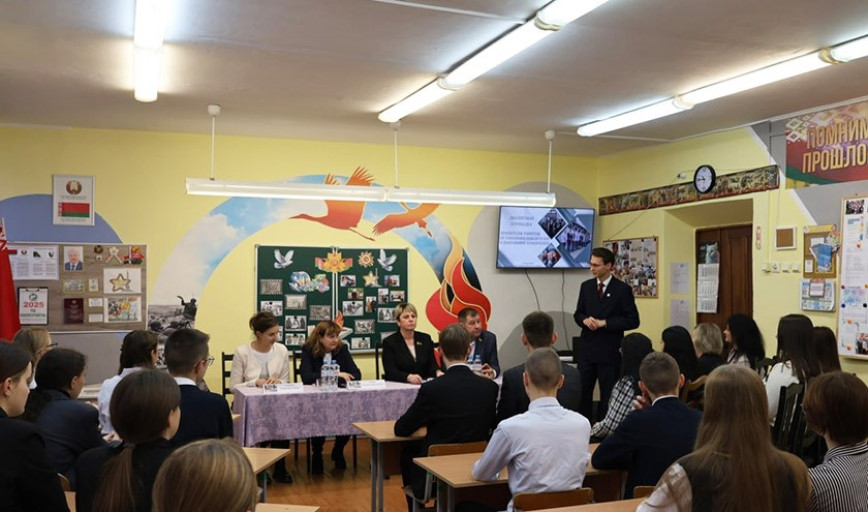 Нам досталась особая роль – хранить память об освободителях. Об этом говорили на диалоговой площадке в средней школе № 2 г. Хойники