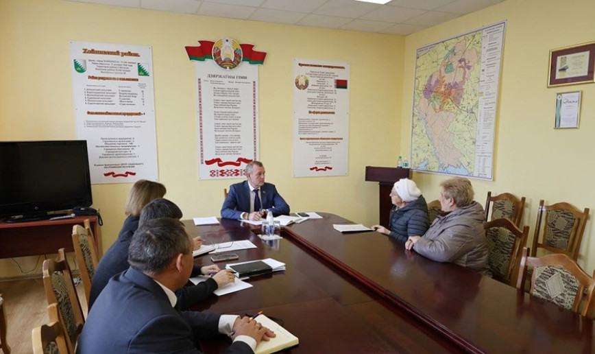 16 октября личный приём граждан в Хойниках провёл депутат Гомельского областного Совета депутатов, генеральный директор ОАО «Гомельоблавтотранс» Дмитрий Старостенко