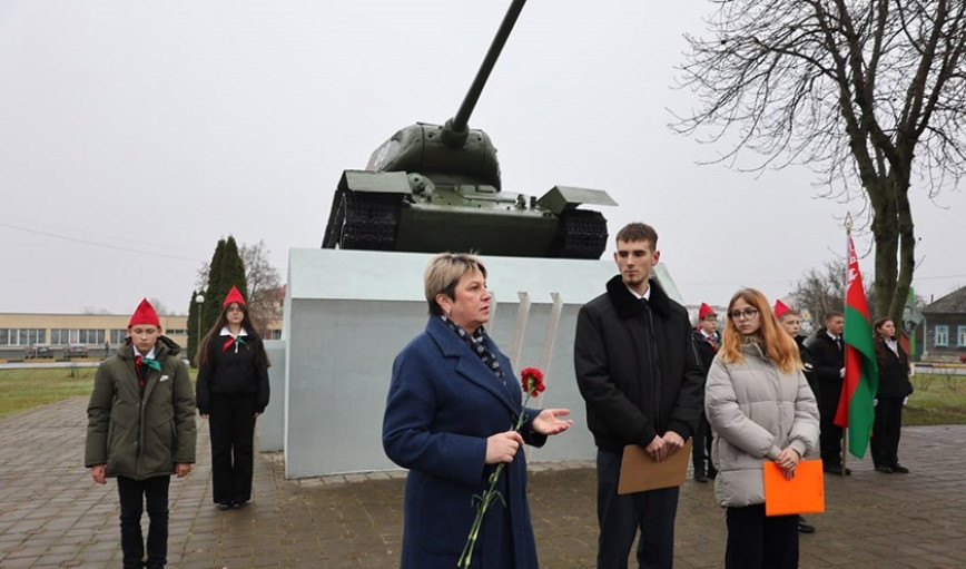 К 82-й годовщине освобождения района от немецко-фашистских захватчиков: депутаты и школьники почтили память освободителей на площади Танкистов