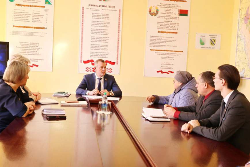 18 марта приём граждан в Хойниках провёл депутат областного Совета депутатов 29 созыва, генеральный директор ОАО «Гомельоблавтотранс» Дмитрий Старостенко