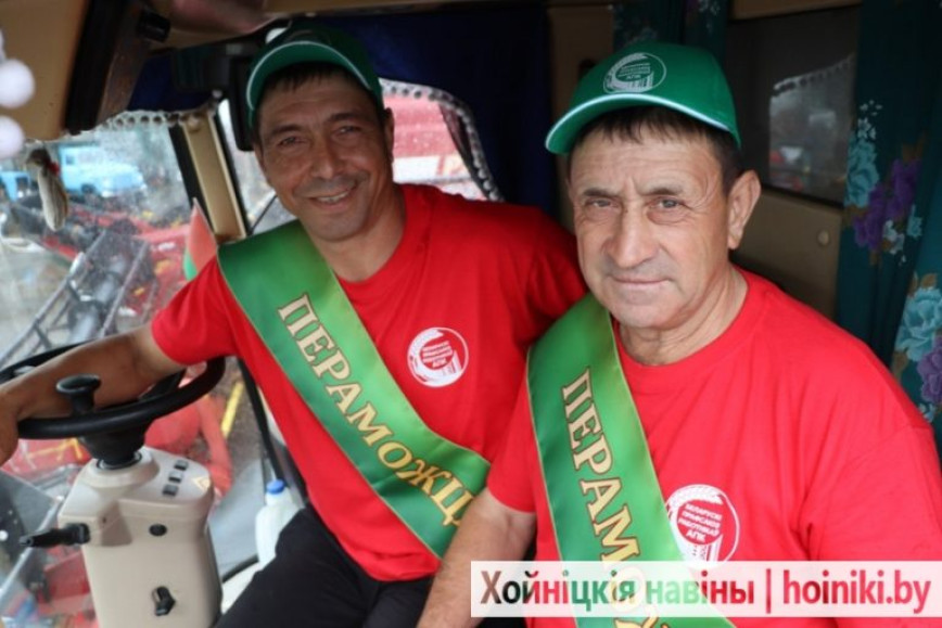 У палку перадавікоў на ўборачнай прыбыло: сёння ў раёне з'явіўся першы экіпаж-тысячнік. І два кіроўцы-тысячнікі