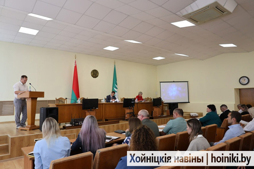 Традыцыйна працоўны тыдзень пачалі з апаратнай нарады, якую правёў старшыня райвыканкама Дзмітрый Шпігановіч