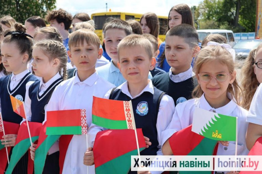 У Дзень піянерскай дружбы ў Хойніках на плошчы Леніна больш за сотню акцябрат прынялі прысягу піянера