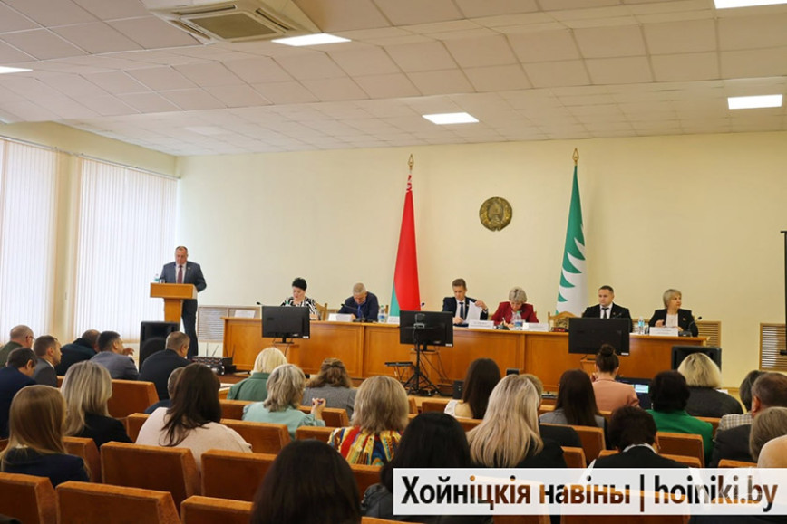 Канструктыўныя абмеркаванні і намечаныя шляхі вырашэння – у Хойніках адбылося пасяджэнне раённага выканаўчага камітэта