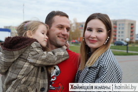 Сям'я Яўгена і Яны лявіцкіх з дачкой Эвялінай-пераможцы раённага этапу конкурсу «Лепшая маладая сям'я Гомельшчыны 2025 года»
