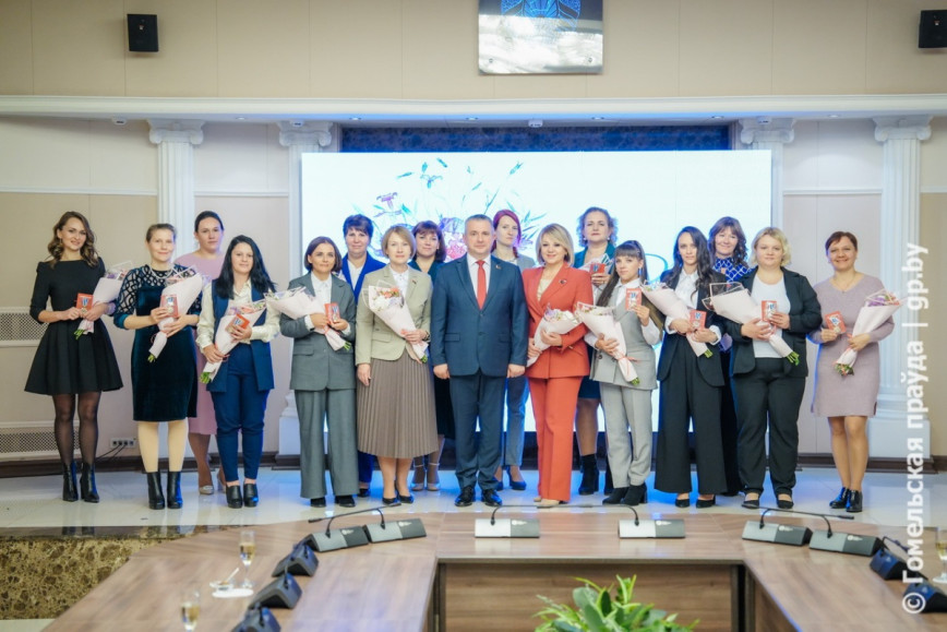 Мамы на п'едэстале: жанчыны, якія выхоўваюць пяцярых і больш дзяцей, прынялі віншаванні ад губернатара Івана Крупко